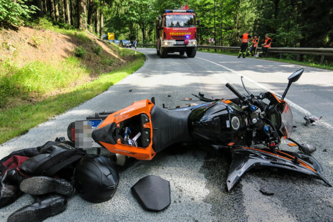 <p>Durch den Verkehrsunfall wurden der 41-Jährige schwer und die Skoda-Fahrerin leicht verletzt. An den Fahrzeugen entstand ein Schaden von etwa 15.000 Euro.</p>
