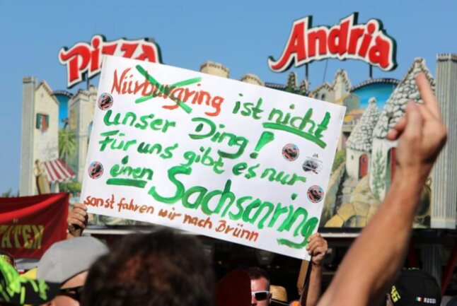 <p>Sie demonstrieren gegen die Verlegung des Austragungsorts an den Nürburg- oder Hockenheimring.</p>
