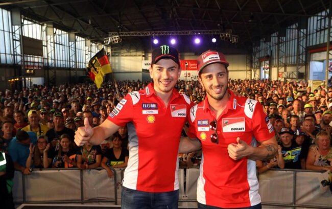 <p>Etliche Fans nutzen die Fahrerpräsentation in der Karthalle um ihren Stars näher als sonst zu kommen. Hier zeigen sich die beiden Ducati Piloten Jorge Lorenzo (links) und Andrea Dovizioso.</p>
