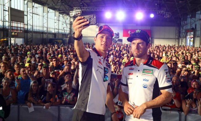 <p>Die beiden LCR Honda Piloten Cal Crutchlow (rechts) und Takaaki Nakagami posieren für ein Selfie mit der Masse an Fans hinter sich.</p>
