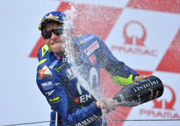 <p>Der zweitplatzierte Valentino Rossi feiert sein bestes Saisonergebnis auf dem Podium.</p>
