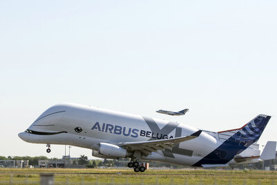 <p>Es handelt sich um das Nachfolgermodell für die Lastesel des europäischen Flugzeugbauers: Mit seinen Belugas transportiert Airbus riesige Flugzeugeile wie Rümpfe oder Flügel zwischen seinen europäischen Standorten.</p>
