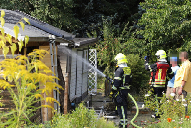 <p>Bei einem Brand in einer Gartensparte auf dem Sonnenberg sind am späten Freitagnachmittag zwei Personen schwer verletzt worden.</p>
