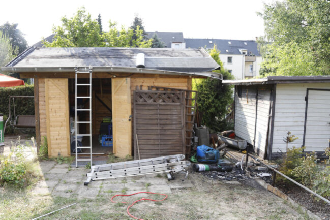 <p>Laut Polizei deckten die beiden Mitglieder des Kleingartenvereins das Dach einer Laube mithilfe von Propangas neu ein, als das Baugerüst unter ihnen aus bislang unbekannter Ursache einstürzte.</p>
