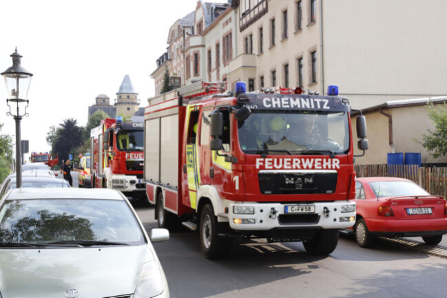 <p>Die Berufsfeuerwehr Chemnitz und die Freiwillige Feuerwehr Adelsberg waren mit insgesamt 23 Einsatzkräften vor Ort.</p>
