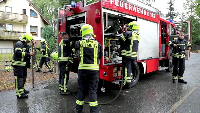 <p>Ein Blitz hat am Mittwochnachmittag einen Brand auf einem Grundstück am Richterweg in Chemnitz entfacht.</p>
