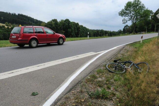 <p>Trotz gleich eingeleiteter Reanimation verstarb der Fahrradfahrer noch an der Unfallstelle.</p>
