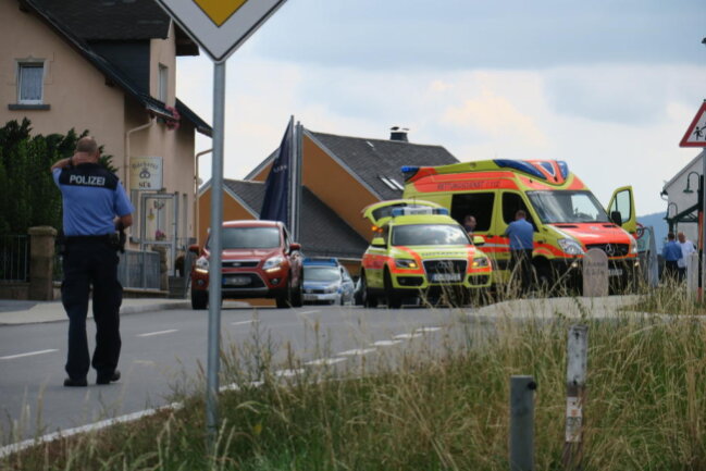 <p>Zwei Tage nach dem tödlichen Verkehrsunfall ist es in Zschorlau im Ortsteil Burkhardtsgrün am Mittwoch&nbsp;gegen 13:30 Uhr wieder zu einem schweren Verkehrsunfall gekommen. Ein Kind wurde dabei schwer verletzt.</p>
