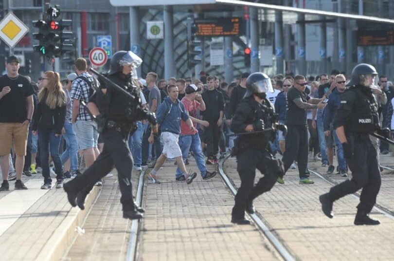 <p>Unter der Überschrift "Unsere Stadt - unsere Regeln" hatte unter anderem die Gruppe Kaotic Chemnitz auf Facebook dazu aufgerufen "zu zeigen, wer in der Stadt das sagen hat."</p>
