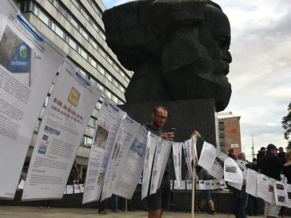 <p>Bei einer Kundgebung von Pro Chemnitz am Marx-Monument wurden Berichte über aus Sicht der Teilnehmer belegte Verfehlungen in der Flüchtlingspolitik aufgereiht.</p>
