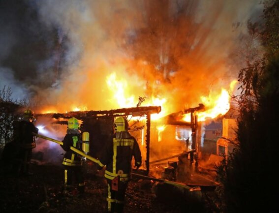 <p>Die Freiwillige Feuerwehr Lichtenstein verhinderte, dass sich das Feuer auf dem Grundstück ausbereitete.</p>
