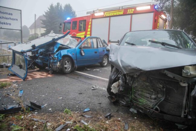 <p>Nach Polizeiangaben stieß ein Mazda frontal mit einem entgegenkommenden Subaru zusammen.</p>

<p>&nbsp;</p>
