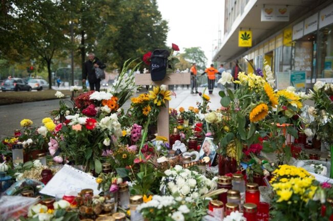 <p>Am Gedenkort an der Brückenstraße, wo am 26. August ein 35-Jähriger mit Messerstichen tödlich verletzt worden ist, ...</p>
