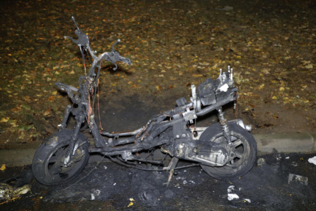 <p>An der Straße Am Harthwald brannte ein Krad der Marke Kawasaki. Ein daneben abgestellter Motorroller wurde durch die Flammen ebenfalls beschädigt. Die Kriminalpolizei hat die Ermittlungen zur Brandursache aufgenommen.</p>
