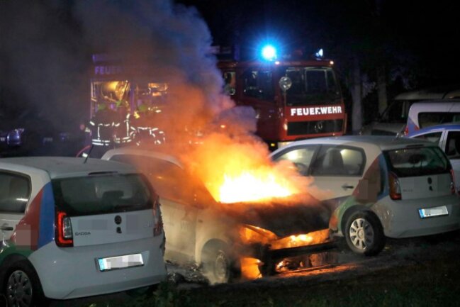 <p>Gegen 4 Uhr wurde der Brand eines Skodas auf der Alfred-Neubert-Straße bekannt.</p>
