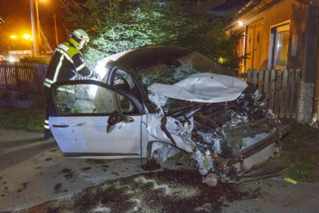 <p>Bei einer Alkoholfahrt auf der Jahnsdorfer Straße in Leukersdorf sind in der Nacht zu Sonntag drei Personen verletzt worden und ein Sachschaden von rund 20.000 Euro enstanden.</p>
