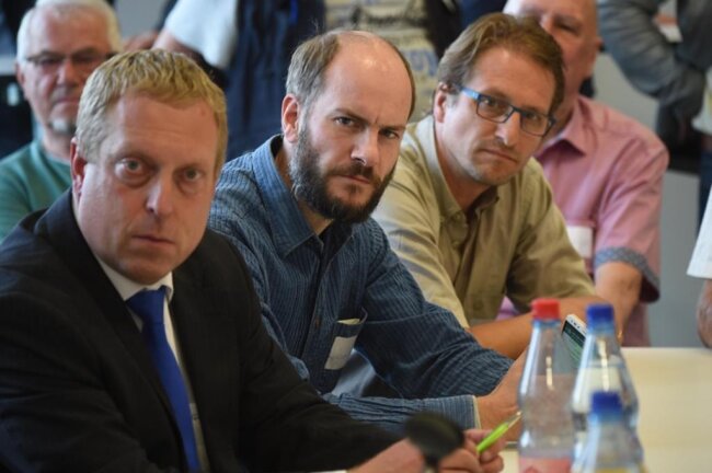 <p>Auch Pro-Chemnitz-Stadtrat Martin Kohlmann saß am Tisch von Wöller. Und forderte: Bei der ersten Straftat, die ein Flüchtling begeht, muss er nach Hause geschickt werden.</p>

