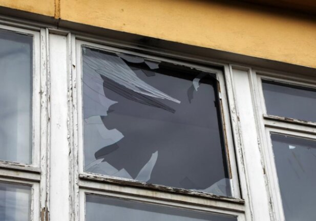 <p>Wie die Polizei bestätigte, ging eine Fensterscheibe zu Bruch, ...</p>
