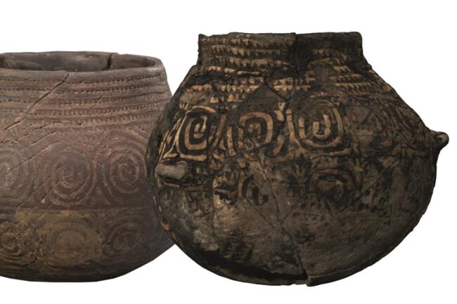 <p>Keramikgefäße aus der Jungsteinzeit aus Böhmen (links) und Sachsen. Sie entstanden in der Zeit um 5000 v. u. Z.</p>
