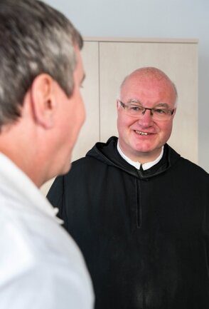 <p>Pater Maurus, der Prior des Wechselburger Benediktiner Klosters, besuchte die Redaktion.</p>
