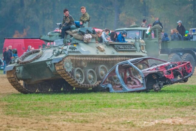 <p>Dieser Panzer rollte spektakulär über ein Pkw-Wrack. Es handelte sich um ein Modell aus Österreich.</p>
