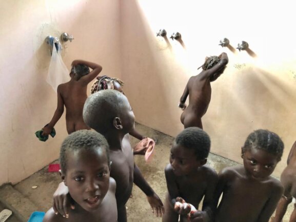 <p>Nach der Ankunft gehen die Kinder sofort duschen. Auch der Kopf wird eingeseift.</p>
