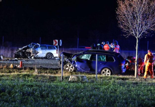 <p>Der Fahrer des VW wurde bei dem Unfall schwer verletzt.</p>
