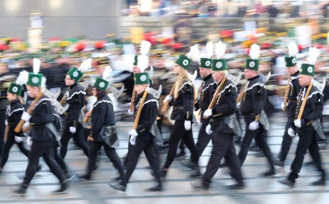 <p>An der diesjährigen Bergparade nahmen laut Stadtverwaltung 711 Uniformträger, 357 Bergmusiker und 18 Bergsänger teil.</p>

