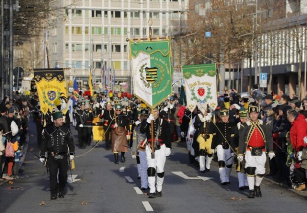 <p>Traditionell einen Tag vor dem ersten Advent zogen die Bergmannsvereine in Chemnitz zur Auftaktbergparade des Sächsischen Landesverbandes durch die Innenstadt.</p>
