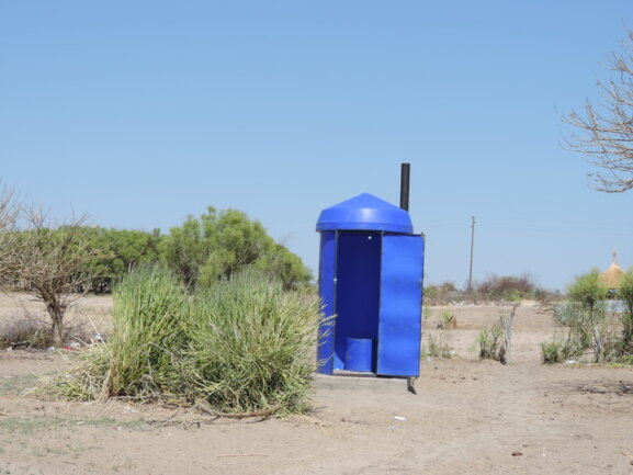 <p>Litfaßsäulen - Toiletten in rot, grün und blau - sie werden wohl noch ewig herumstehen. Oder holt sie vielleicht der Sponsor wieder ab?</p>
