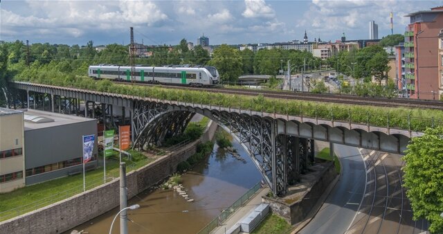 <p><strong>2. Juni:</strong>&nbsp;Das Vorhaben war jahrelang umstritten, nun war es vom Tisch: Das Chemnitzer Viadukt wird nicht durch einen Neubau ersetzt, hieß es im Juni. Die Bahn, die das vor hatte, muss nun neu planen. Das Eisenbahn-Bundesamt hatte einen Abriss der Brücke über die Annaberger Straße aus denkmalschutzrechtlichen Gründen abgelehnt. Sachsens Verkehrsminister Martin Dulig (SPD) zeigte sich erfreut, dass das Viadukt „auch künftigen Generationen die Ingenieurskunst unserer Vorfahren vor Augen führt“. Die Chemnitzer OB Barbara Ludwig (SPD) bedankte sich derweil ausdrücklich bei der Bürgerinitiative, die unermüdlich für das Industriedenkmal gekämpft und die Verwaltung immer wieder zum Umdenken und Mitkämpfen animiert habe.</p>
