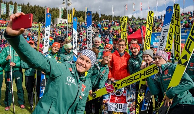 <p><strong>3. Oktober:</strong>&nbsp;Skispringerin Ulrike Gräßler (rote Jacke), die 2009 erste Vizeweltmeisterin im Damen-Skispringen war, verabschiedet sich in der Vogtland-Arena aus dem aktiven Sport. Zuerst schreitet die 31-Jährige durch das Spalier einstiger Teamgefährtinnen, danach wird sie reichlich beschenkt – nicht zuletzt mit vielen warmen Dankesworten. Das Finale des Sommer-Grand-Prix muss indes wegen böiger Winde abgesagt werden.&nbsp;</p>
