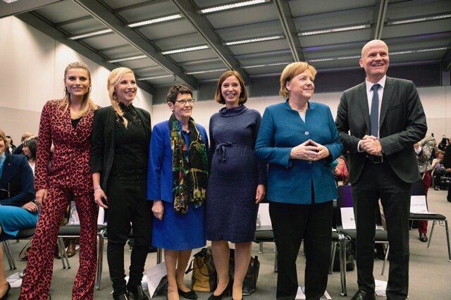 <p><strong>28. November:</strong>&nbsp;Es ist nicht mehr zu übersehen...&nbsp;Die vogtländische CDU-Bundestagsabgeordnete Yvonne Magwas (vierte von links) ist schwanger – und sie zeigt es offenbar gern im Kreis mit Schauspielerin Sophia Thomalla, Unternehmerin Fränzi Kühne, Ex-Bundestagspräsidentin Rita Süssmuth, Bundeskanzlerin Angela Merkel und Fraktionschef Ralph Brinkhaus (von links).</p>
