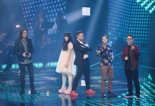 <p>Die vier Finalisten zu Beginn der Show: Sänger Olly Murs (Mitte) mit Eros Atomus Isler (links), Jessica Schaffler, Benjamin Dolic und Samuel Rösch (rechts).</p>
