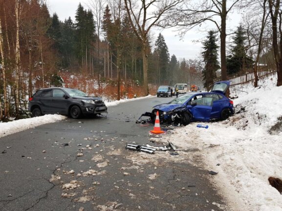 <p>Laut Polizei geriet ein 28-Jähriger gegen 7 Uhr auf der S 274 aus Richtung Blauenthal, ungefähr 200 Meter vor dem Ortseingang Sosa,&nbsp;mit seinem Suzuki in den Gegenverkehr und kollidierte frontal mit einem Seat.</p>
