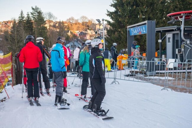 <p>Mit 40 Zentimetern Kunst- und 10 Zentimeter Neuschnee bietet die Skiarena im Westerzgebirge derzeit ideale Bedingungen für Wintersportler.</p>
