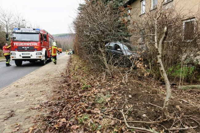 <p>Die Feuerwehren aus Bad Schlema und Schneeberg zogen den Dacia mit einem Seilzug zwischen Baum und Hauswand heraus, um den Mann aus dem Fahrzeug bergen zu können.</p>
