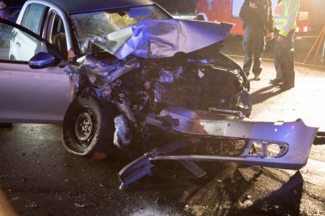 <p>Laut Polizei geriet ein 40-Jähriger mit seinem Mazda auf der Hauptstraße in Richtung Reinsberg auf die Gegenfahrbahn und kollidierte mit einem VW.</p>
