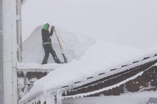 <p>Fichtelberg: Auf den Dächern setzt der Schnee den Gebäuden zu.</p>
