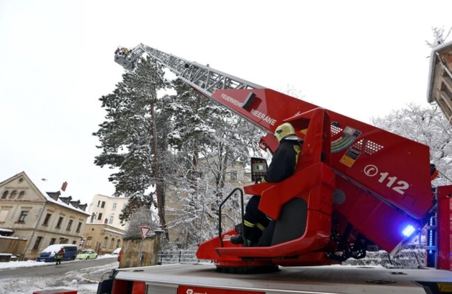 <p>Einsatz in Meerane an der Ostwald-Straße /Leipziger Straße. Hier riefen besorgte Anwohner die Feuerwehr, weil sie Angst hatten, eine der großen Kiefern könnte unter der Last des Schnees zusammenbrechen.</p>

