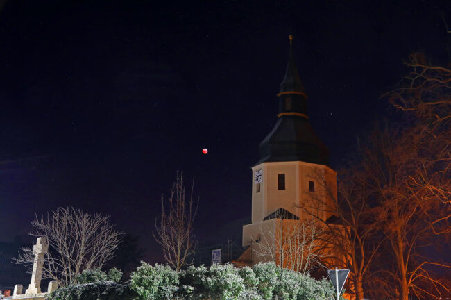 <p>Der "Blutmond" über der Laurentius-Kirche der kleinen Gemeinde Tettau bei Schönberg, nicht weit von Glauchau entfernt.<br />
&nbsp;</p>
