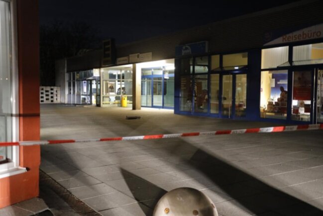 <p>Wie die Polizei bestätigte, wurde am Dienstag gegen 5 Uhr ein Automat in einer Bankfiliale im Gablenz-Center im gleichnamigen Stadtteil an der Hans-Ziegler-Straße gesprengt.</p>
