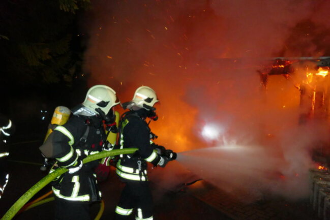 <p>Gegen 22.30 Uhr am Freitagabend&nbsp;wurden die Rettungskräfte wegen eines Brandes im Schönheider Ortsteil Neuheide alarmiert.</p>
