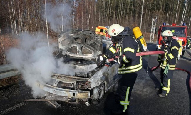 <p>Ein Dacia war in der Auffahrt in Richtung&nbsp;Erfurt&nbsp;gegen 15.45 Uhr in Brand geraten.&nbsp;Daraufhin musste der Fahrer das Auto abstellen und schleunigst verlassen.&nbsp;</p>
