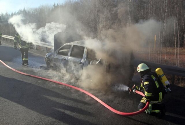 <p>Das Fahrzeug fackelte völlig ab. Der Brand verursachte enorme Rauchwolken.</p>
