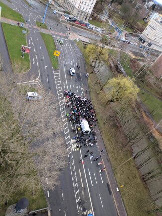 <p>Anschließend zog der Demonstrationszug von der Brücken- über die Theaterstraße in Richtung TU-Campus.</p>

