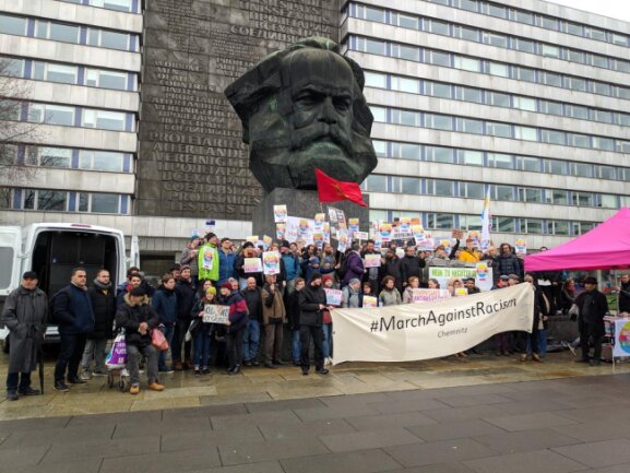 <p>Während der Auftaktkundgebung am Marx-Monument ...</p>
