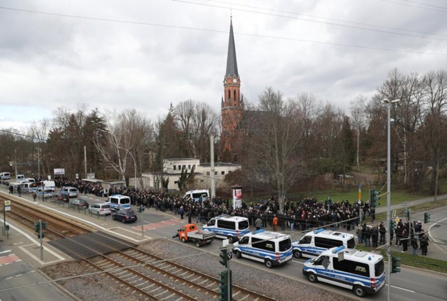 <p>Auf dem Parkplatz des Altchemnitz Centers an der Annaberger Straße fanden sich zur Mittagszeit hunderte Menschen zur Beisetzung des an Krebs verstorbenen bekennenden Hooligans und Rechtsextremen ein.</p>
