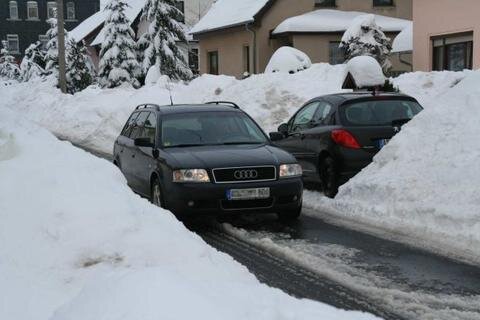 Glücklich, wer zwischen den Schneemassen einen Parkplatz erwischt.