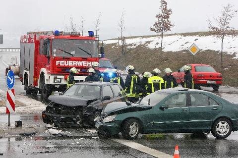 Auf der B 173 in Lichtenstein sind am Donnerstags zwei Personen bei einem schweren Unfall verletzt worden. Eine 28-Jährige übersah beim Abbiegen einen Mercedes und knallte mit dem Wagen zusammen. 